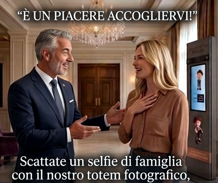Il Direttore d'hotel accoglie gli ospiti e presenta Clicky